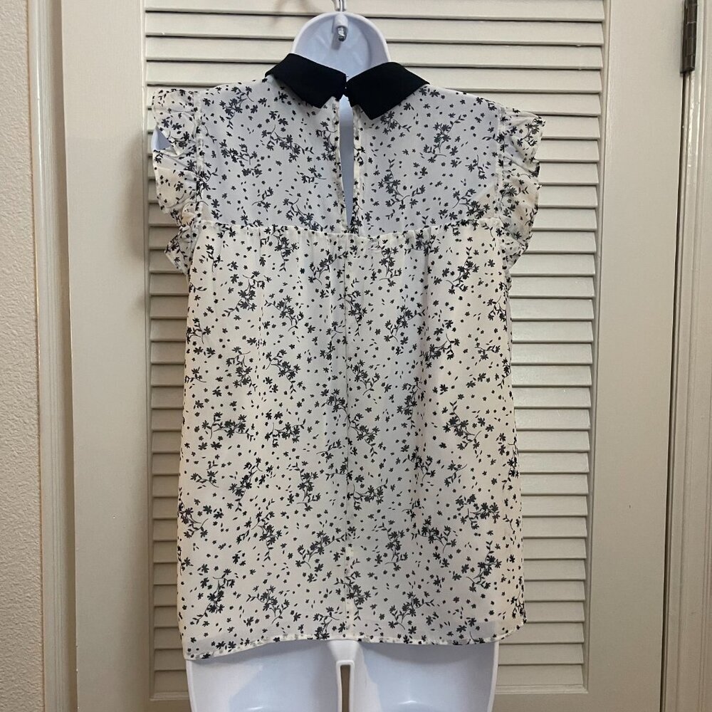 CeCe Black & White Floral Ruffle Collar Sleeveless Blouse S NWOT - Picture 4 of 8